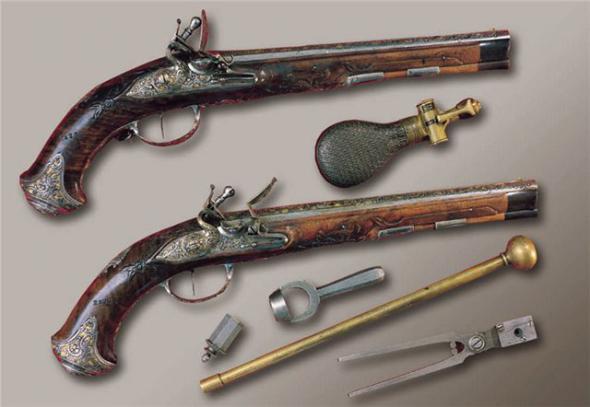 пистолет 19 века из золота